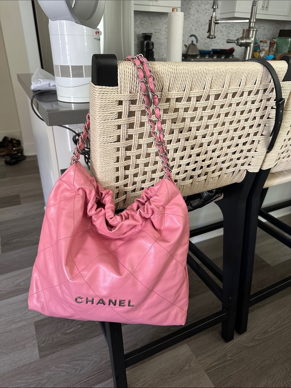 CHANEL Pink 22,Quilted Leather Shoulder bag ,Chain Handle, iconic charm , NWT